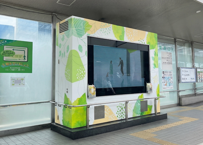 大崎駅前のウェルカムビジョンが春のボタニカルデザインに模様替え
